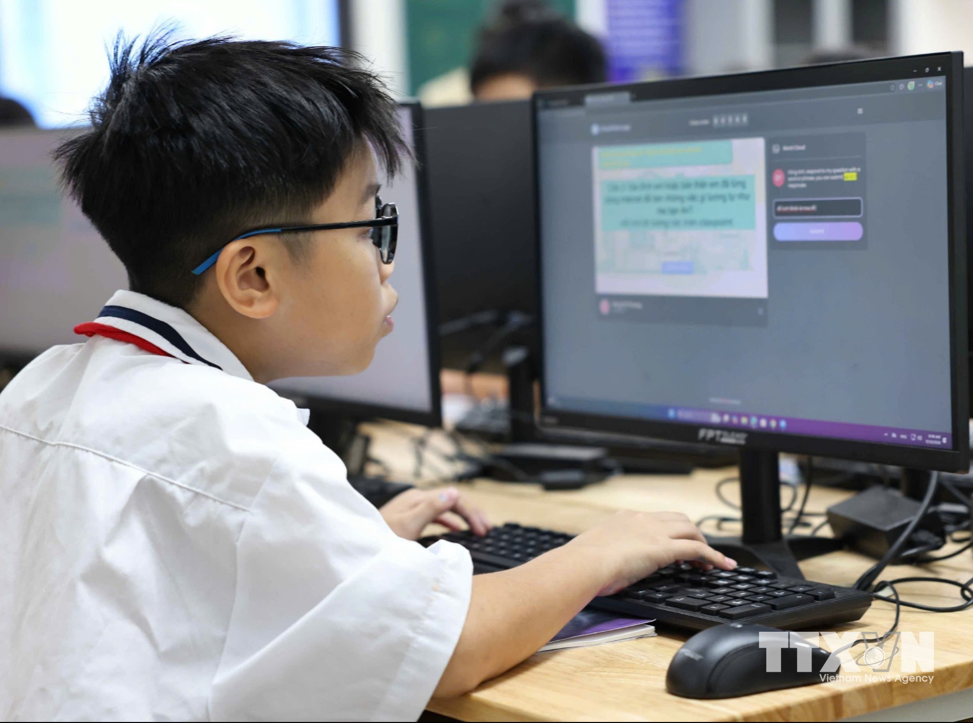 Học sinh tại điểm cầu trung tâm sôi nổi tương tác với các thành viên trong lớp học và cùng thực hiện nhiệm vụ học tập với học sinh các điểm cầu vệ tinh. (Ảnh: Thanh Tùng/TTXVN)